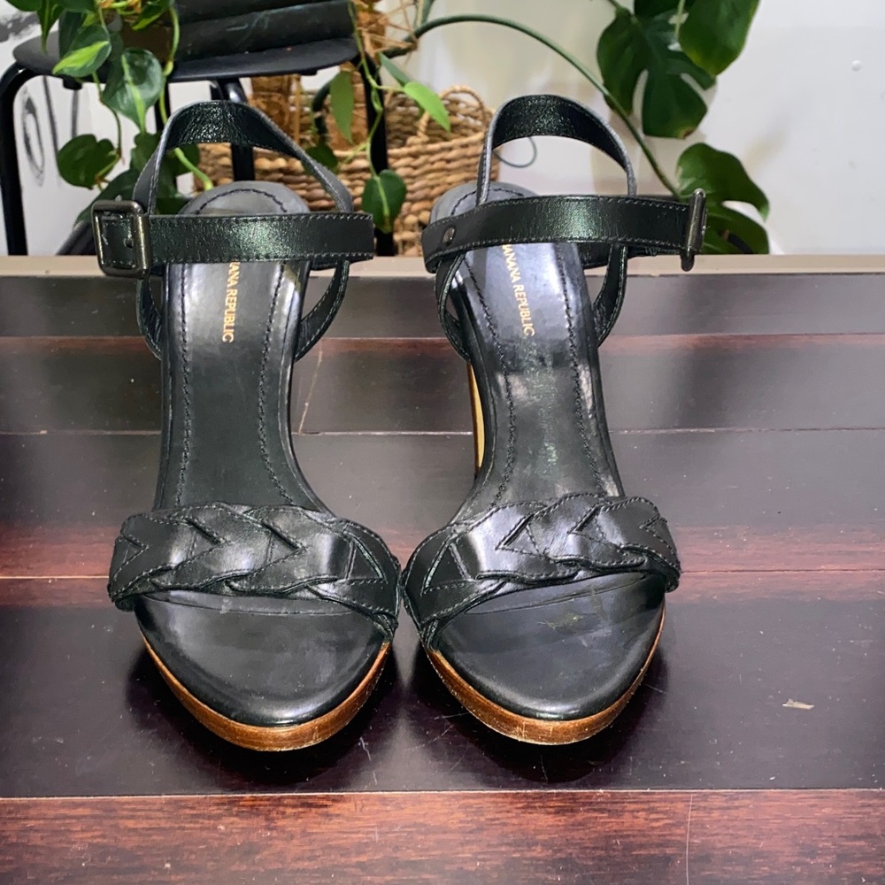 Banana Republic Black and Gold Women's Sandals